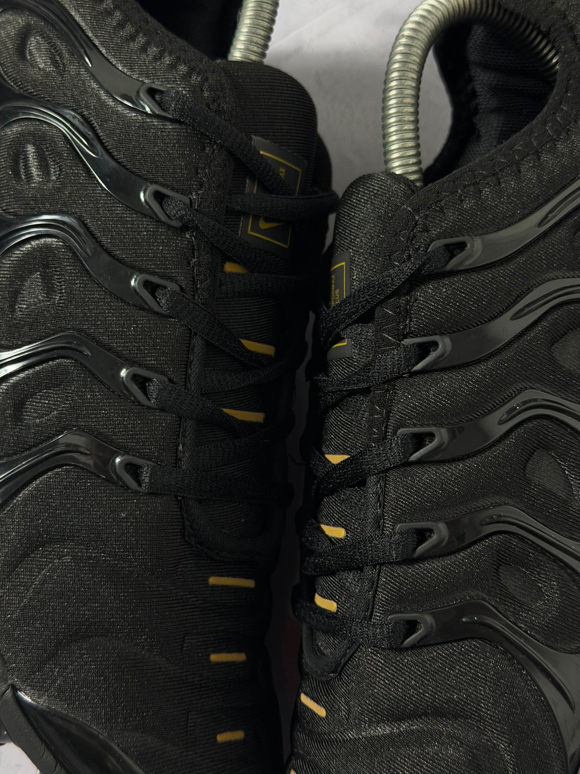 Tênis Nike Vapormax Plus - Preto e Dourado
