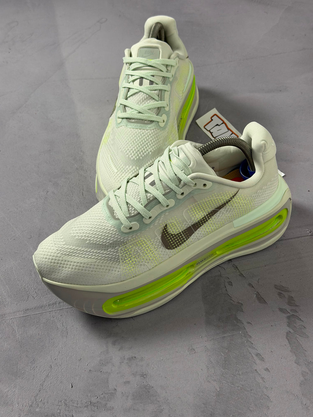 Tênis Nike Vomero - Barely Volt