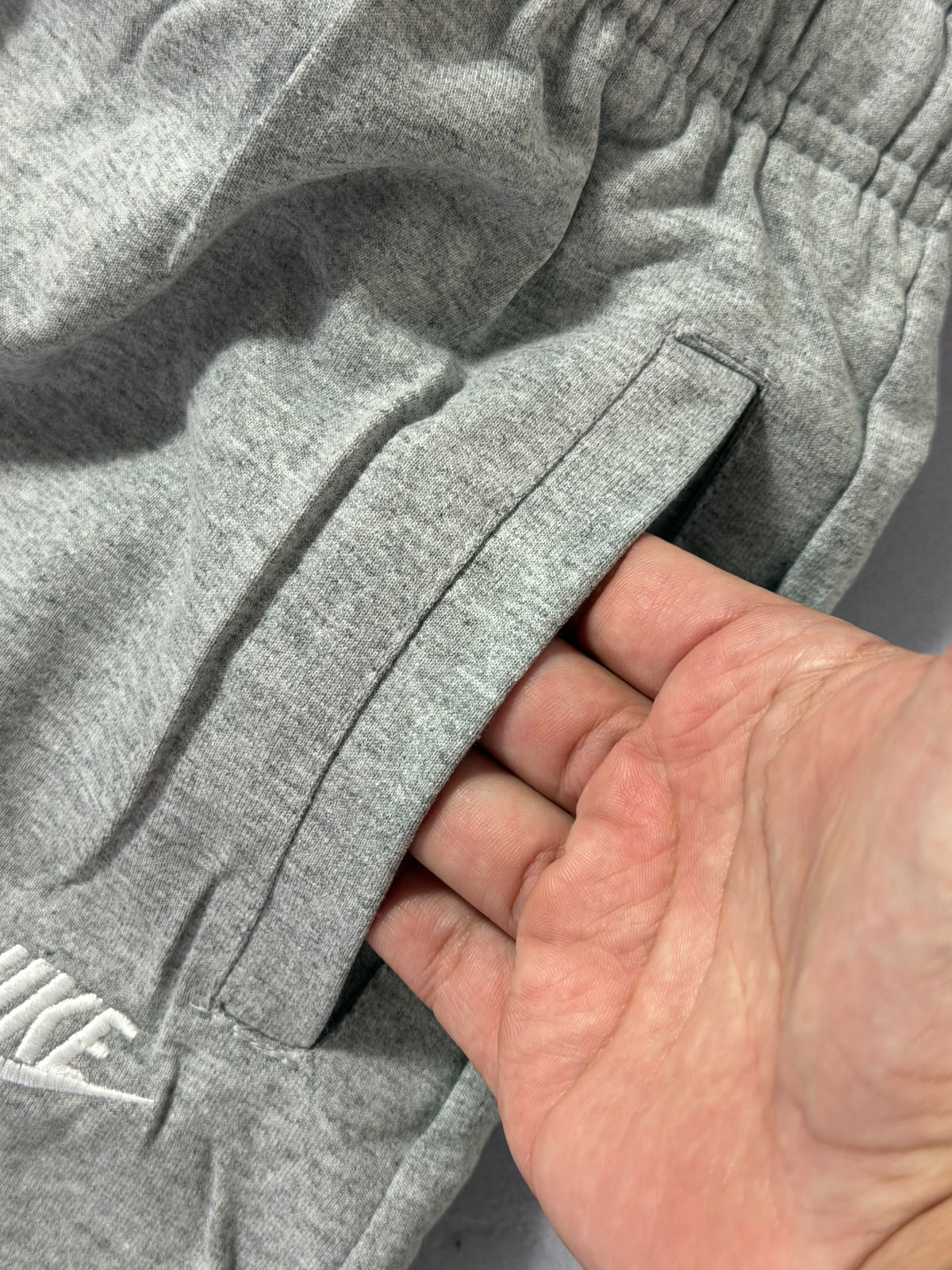 Shorts Moletom Nike Club - Cinza
