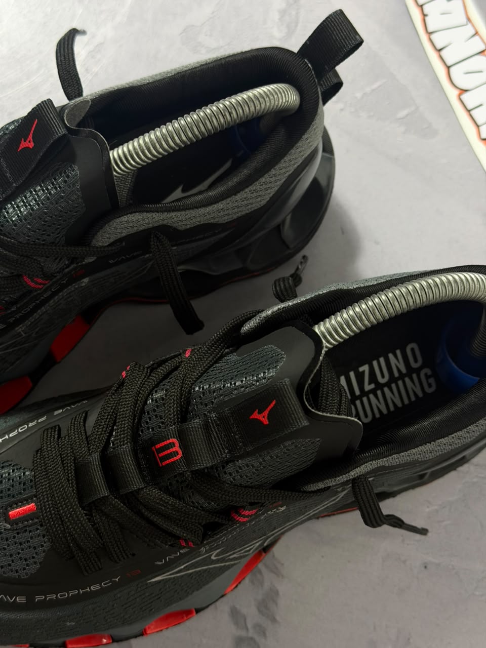 Tênis Mizuno Wave Prophecy 13 - Cinza Vermelho