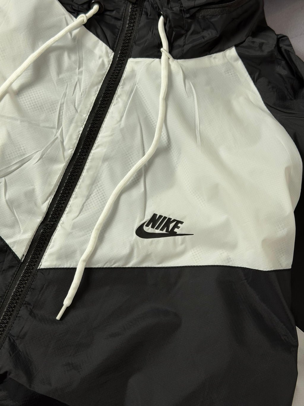 Corta Vento Nike Windrunner - Preto e Branco