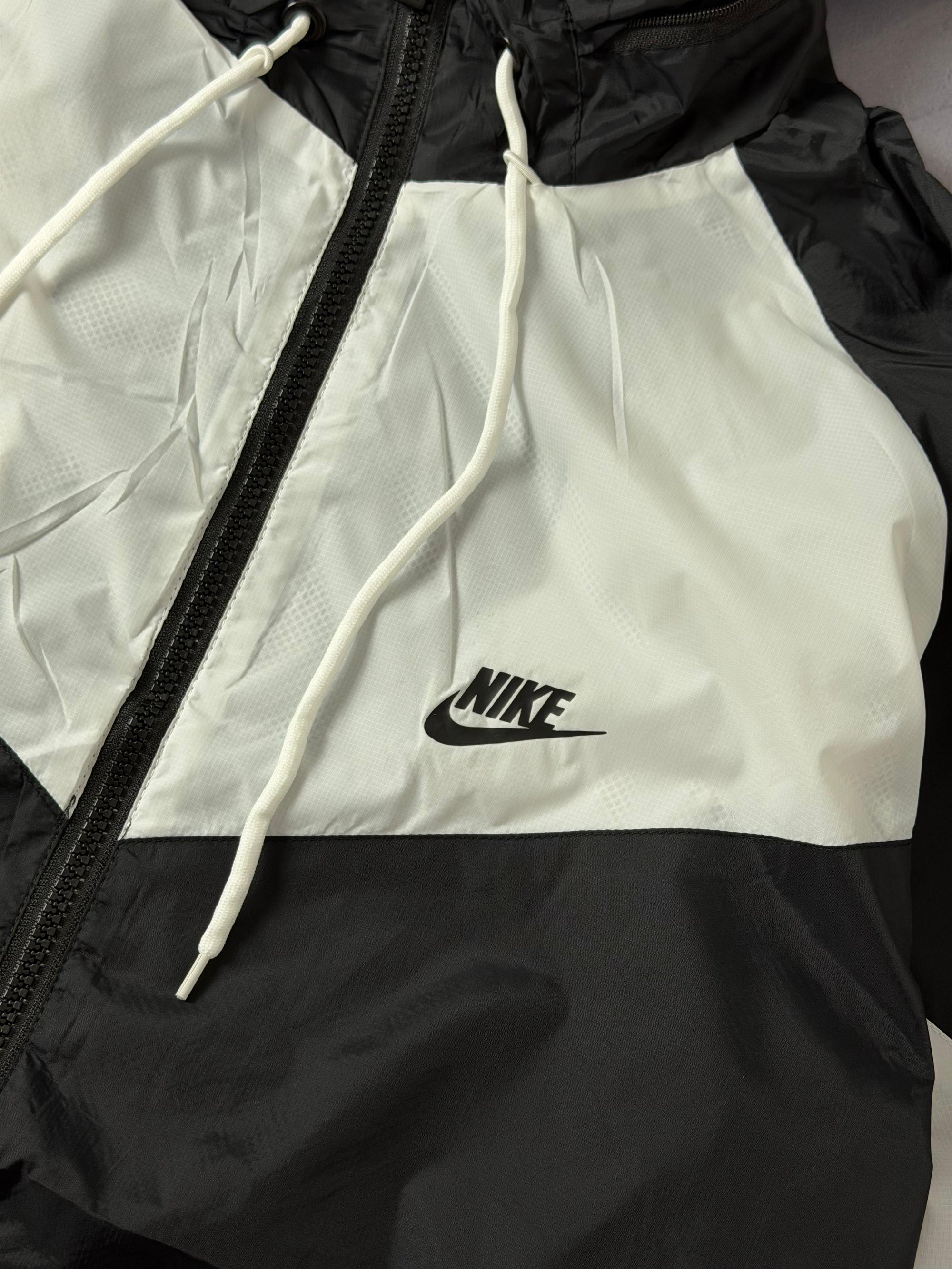Corta Vento Nike Windrunner - Preto e Branco