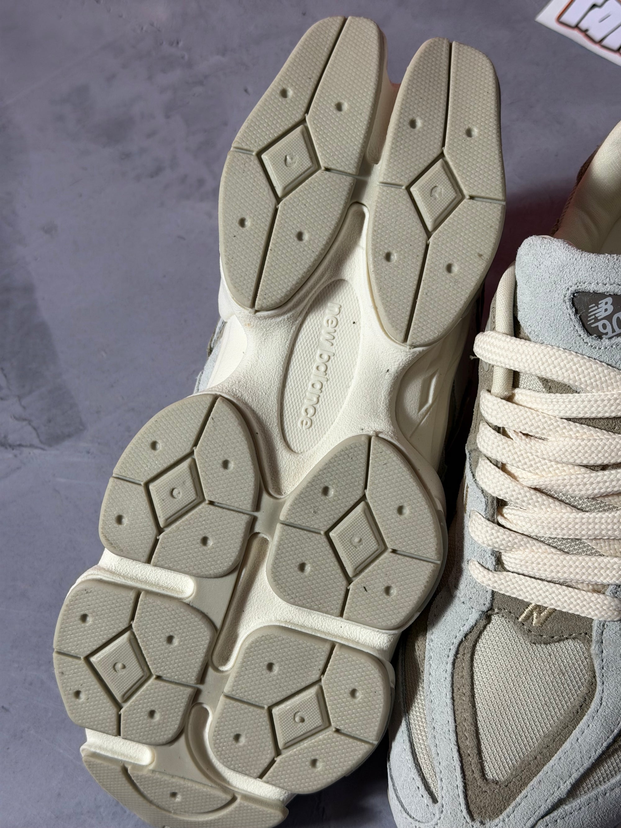 Tênis New Balance 9060 - Creme