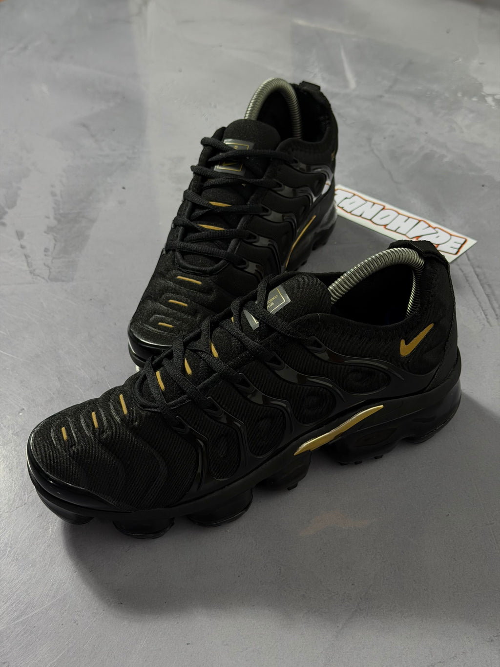 Tênis Nike Vapormax Plus - Preto e Dourado