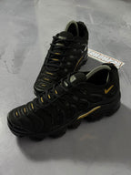 Tênis Nike Vapormax Plus - Preto e Dourado