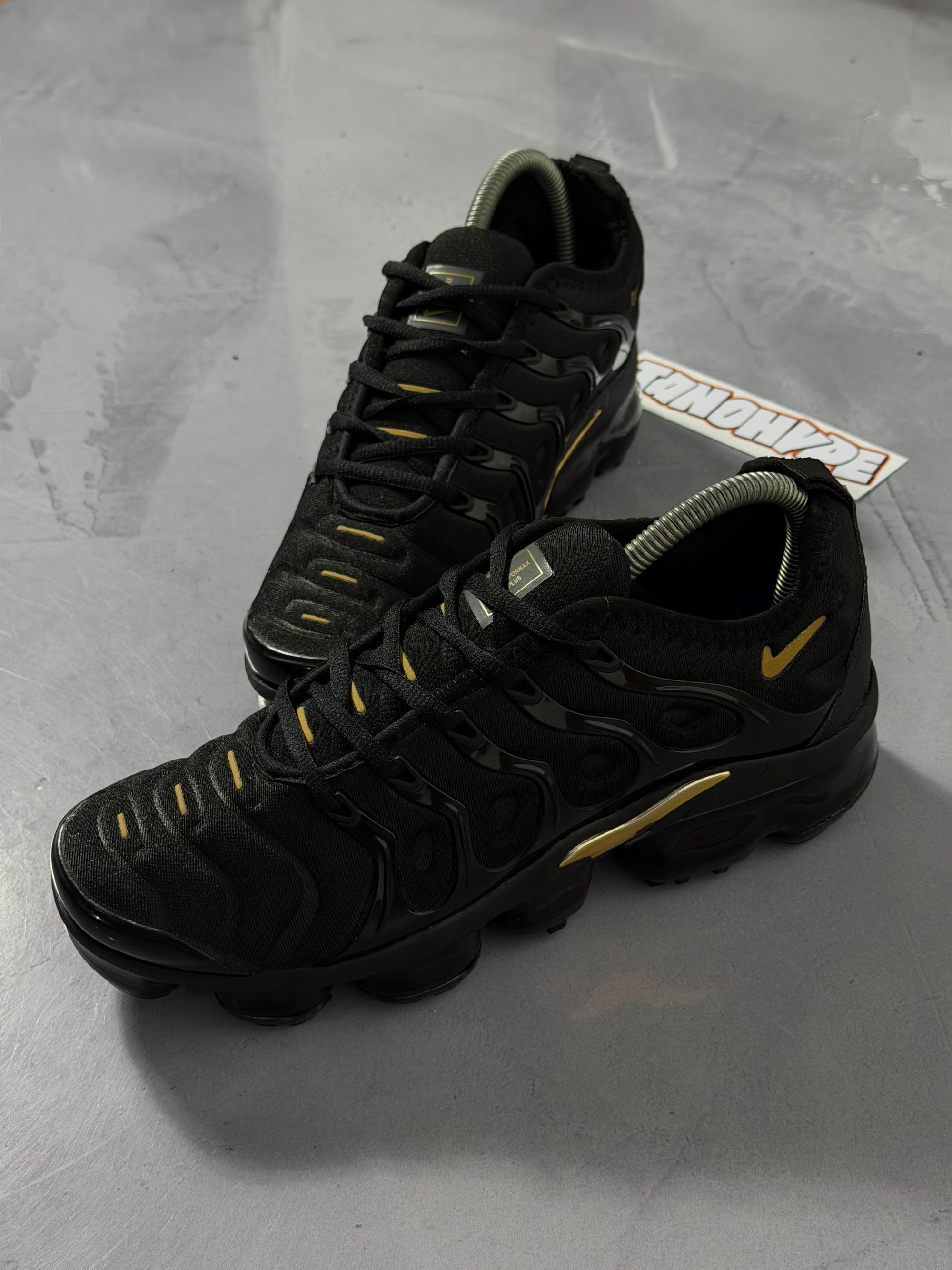Tênis Nike Vapormax Plus - Preto e Dourado