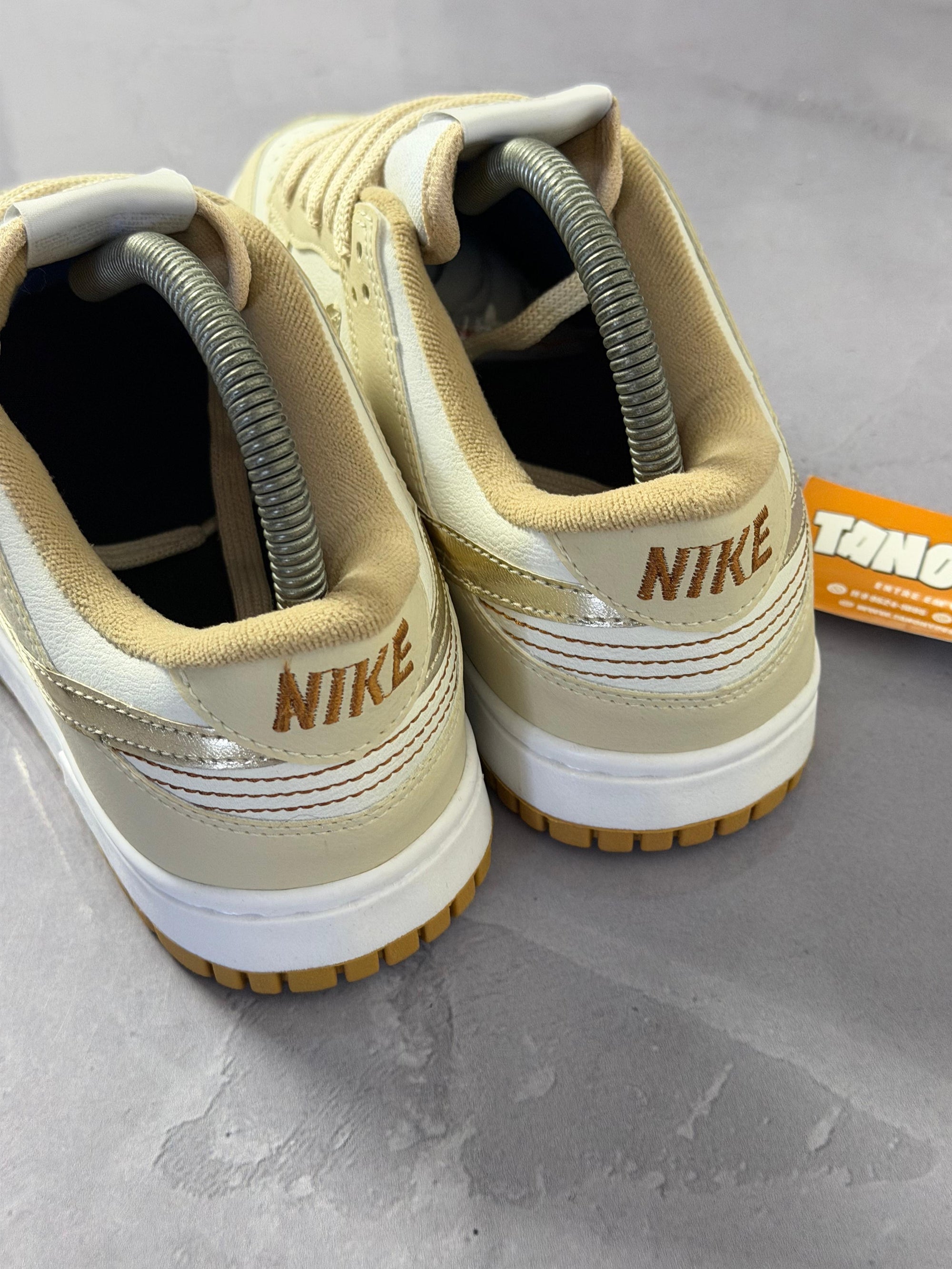 Tênis Nike Dunk - Dourado