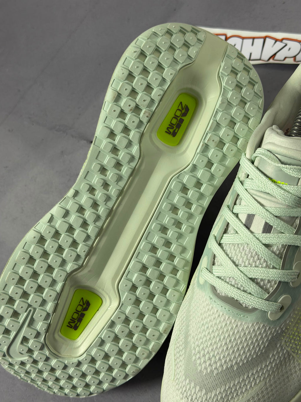 Tênis Nike Vomero - Barely Volt