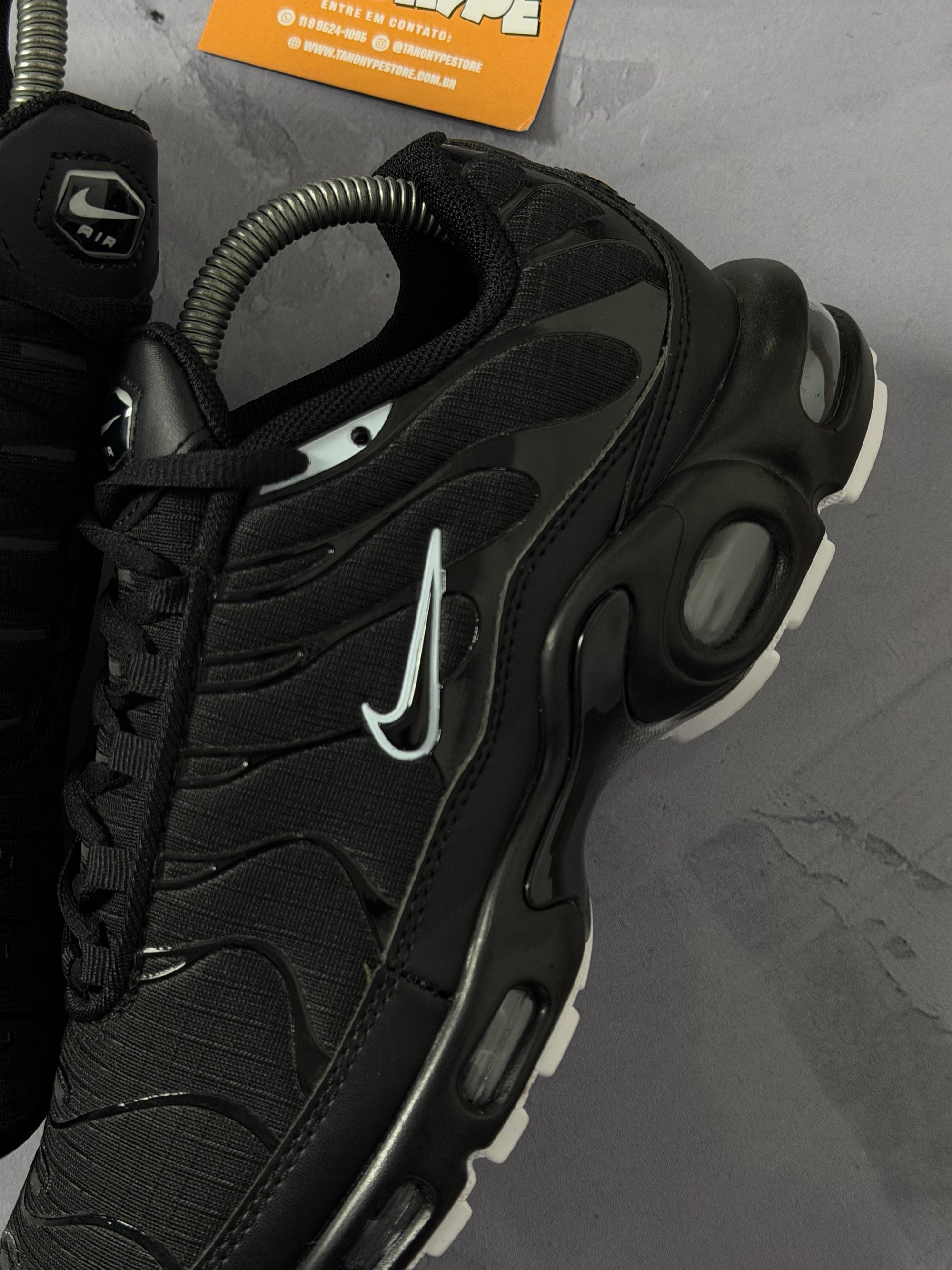 Tênis Nike Air Max Plus TN - Preto Branco