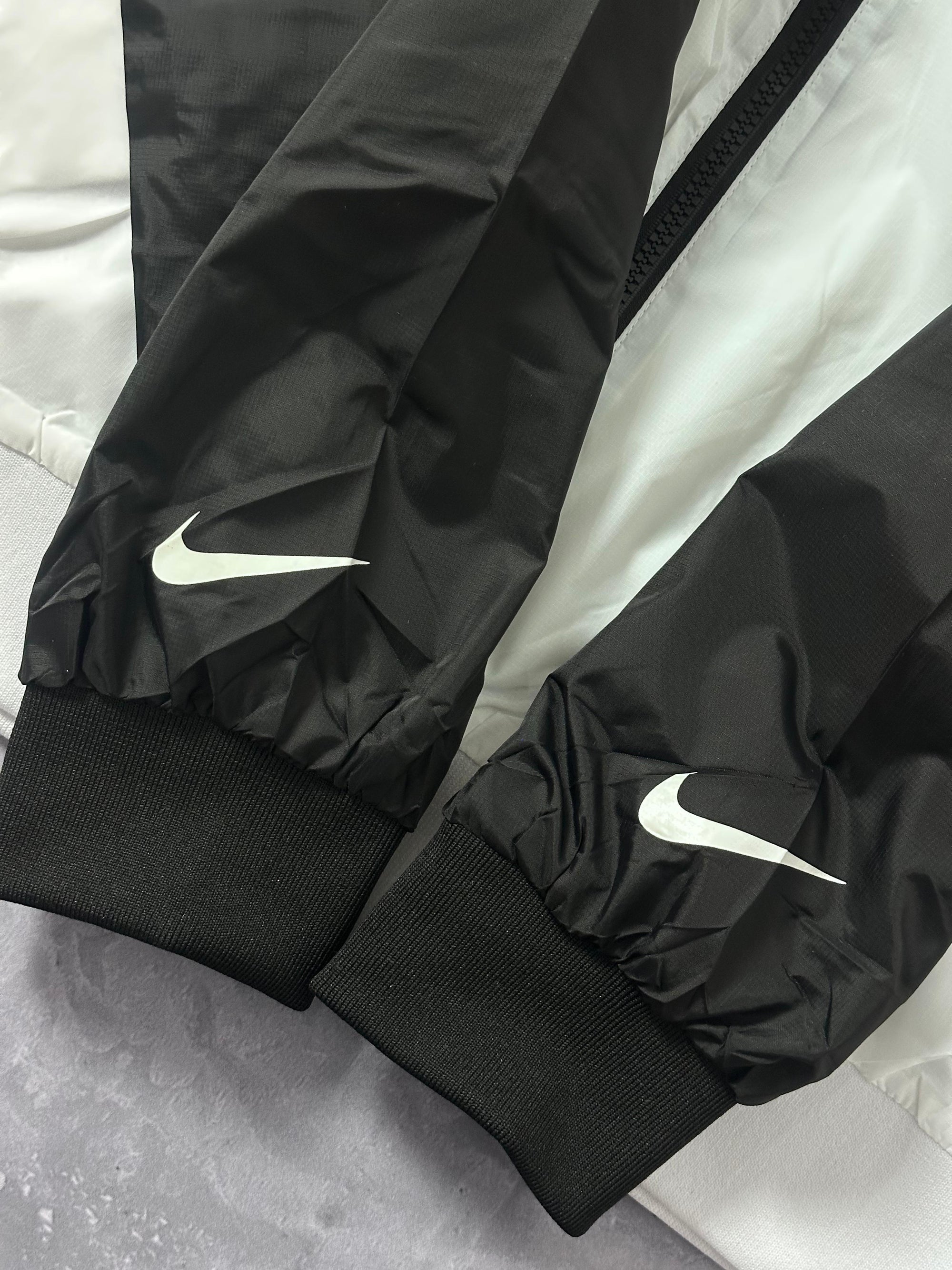 Corta Vento Nike Swoosh - Preto