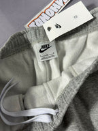 Shorts Moletom Cargo Nike Club - Cinza