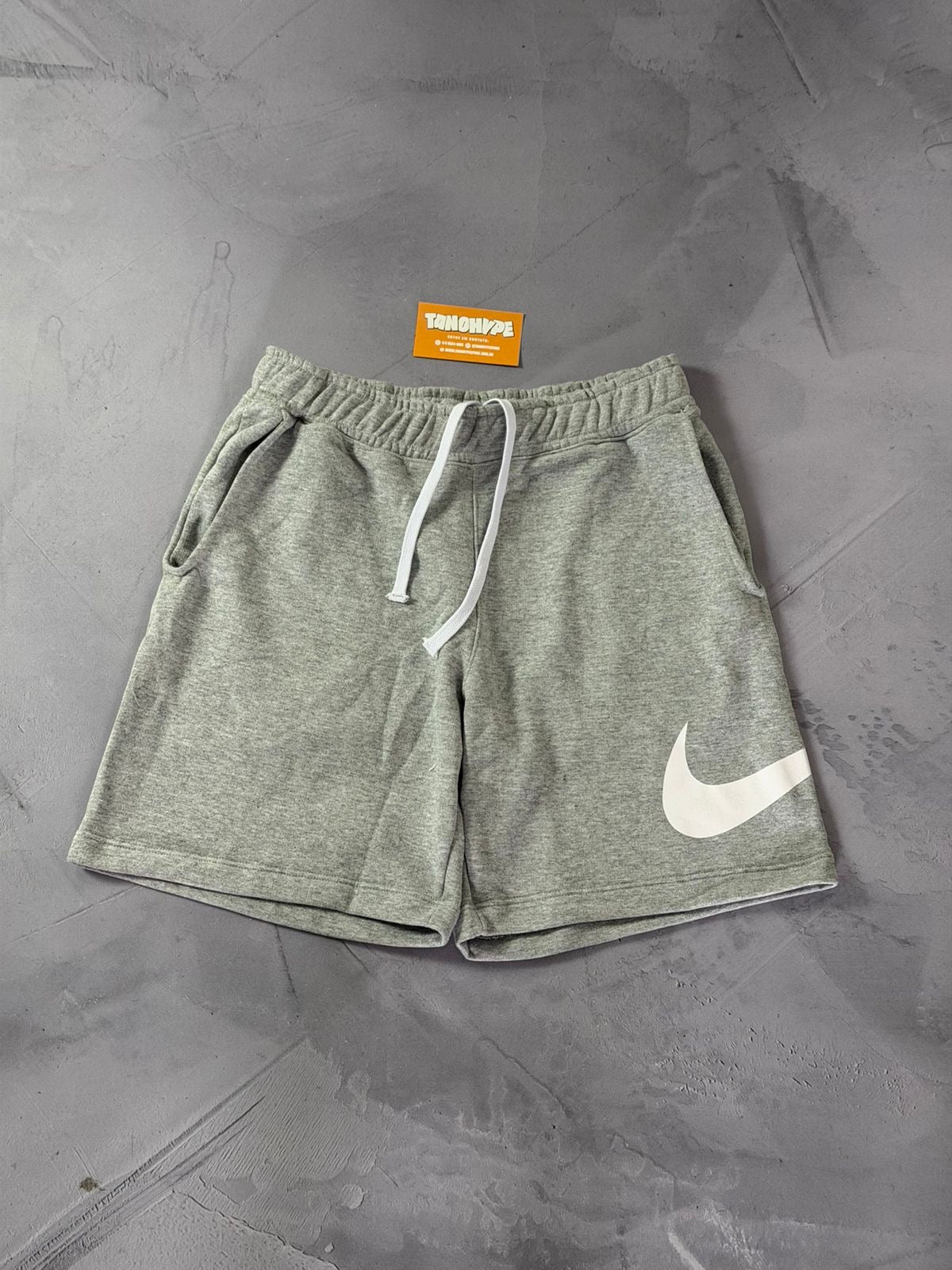 Shorts Moletom Nike Big Swoosh - Cinza