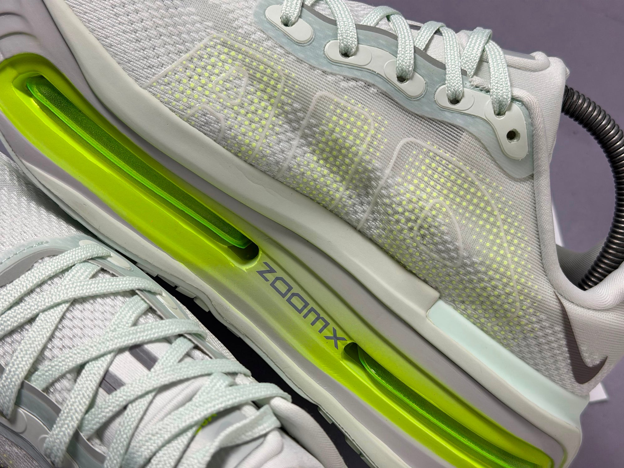 Tênis Nike Vomero - Barely Volt