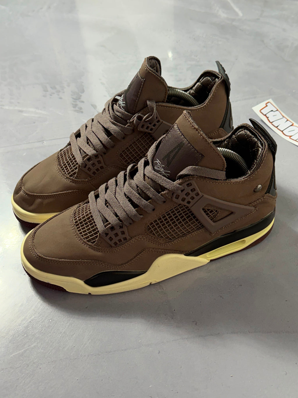 Tênis Nike Air Jordan 4 - Marrom