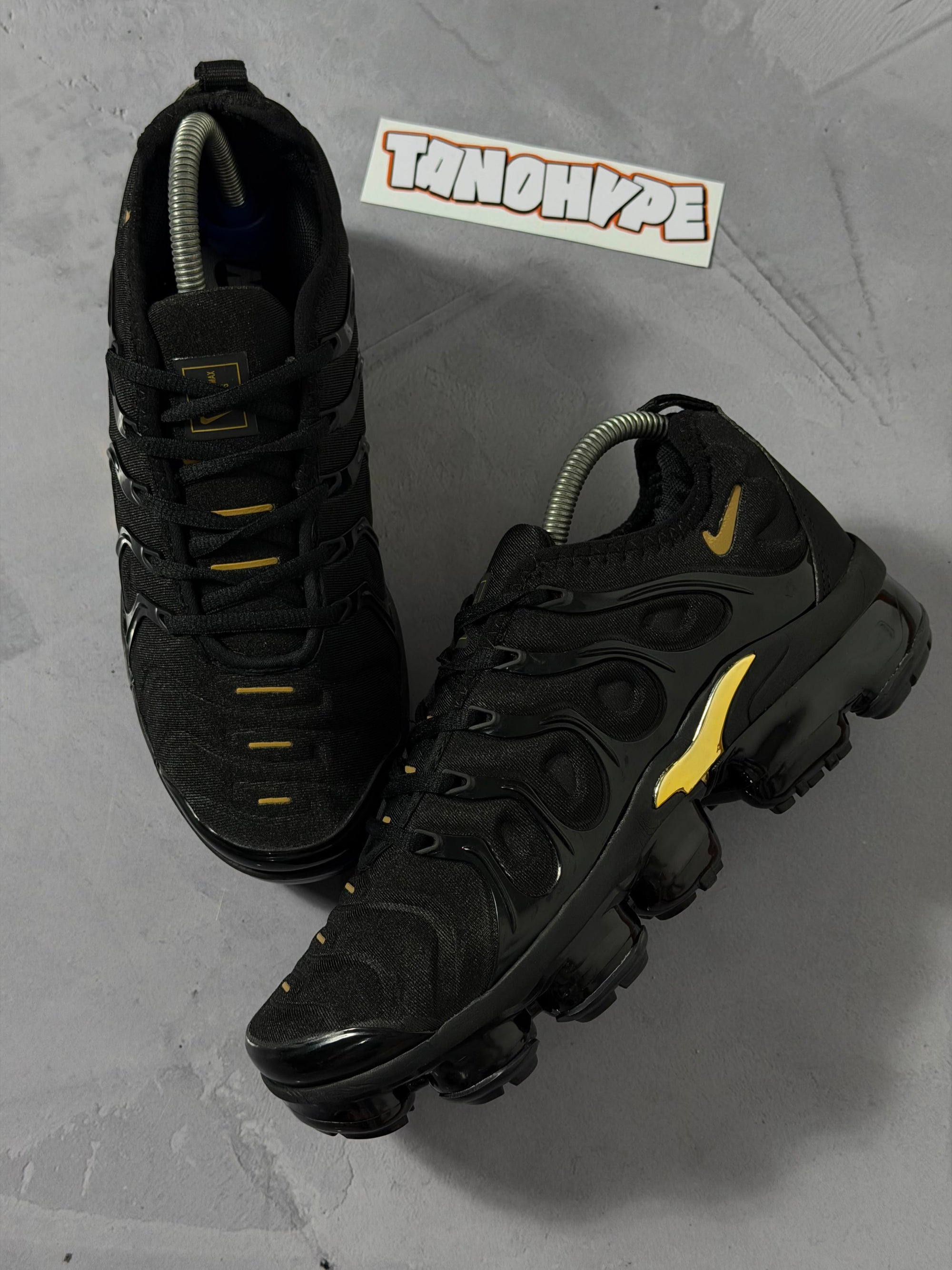 Tênis Nike Vapormax Plus - Preto e Dourado