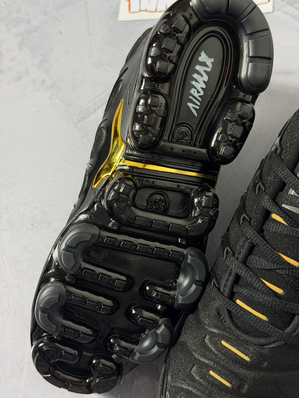 Tênis Nike Vapormax Plus - Preto e Dourado