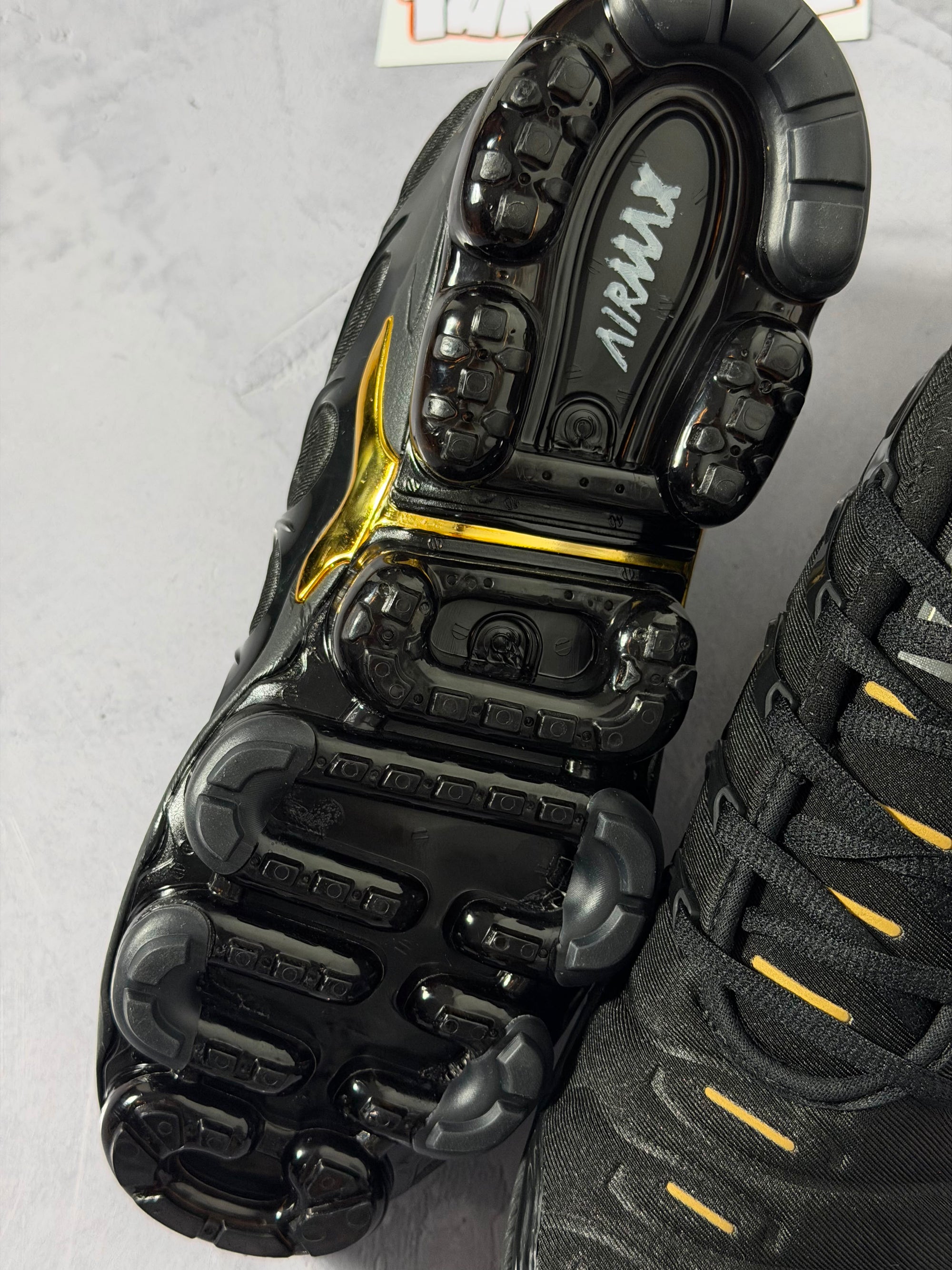 Tênis Nike Vapormax Plus - Preto e Dourado
