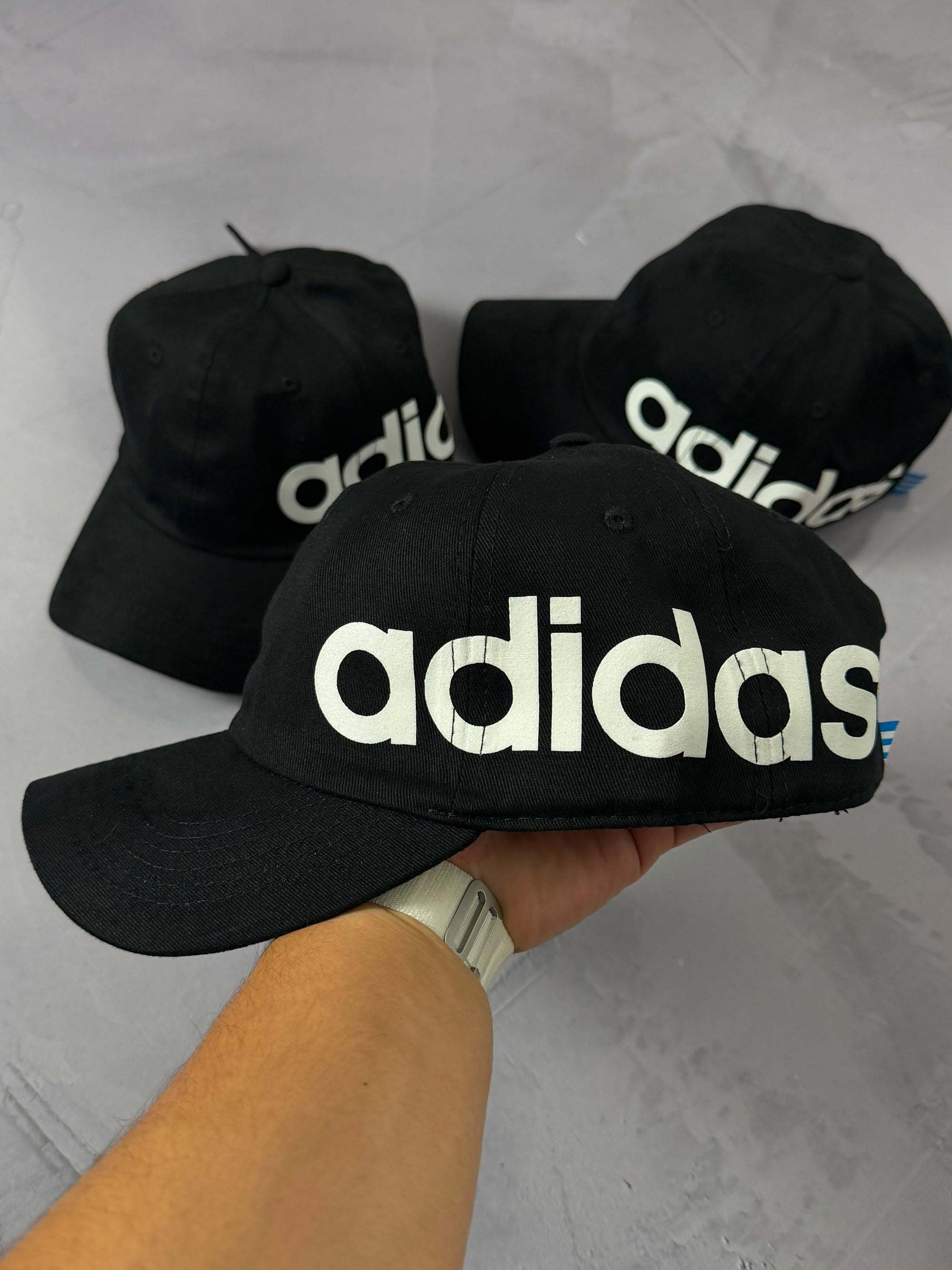 Boné Adidas Letreiro - Preto