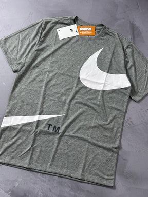 Camiseta Nike Big Swoosh TM - Cinza