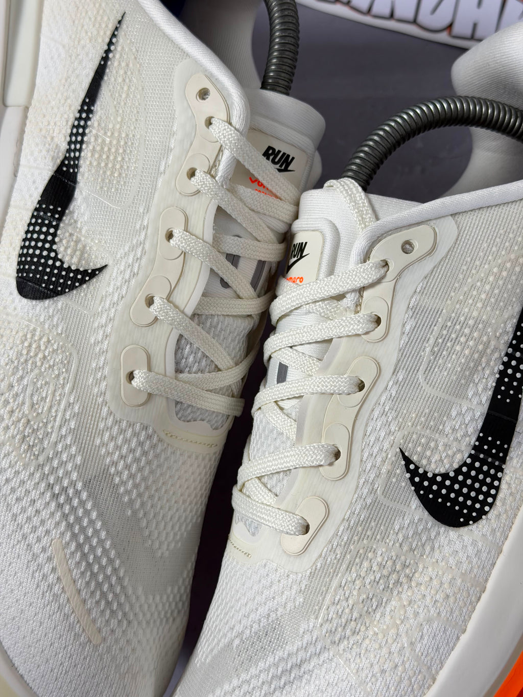 Tênis Nike Vomero - White Orange