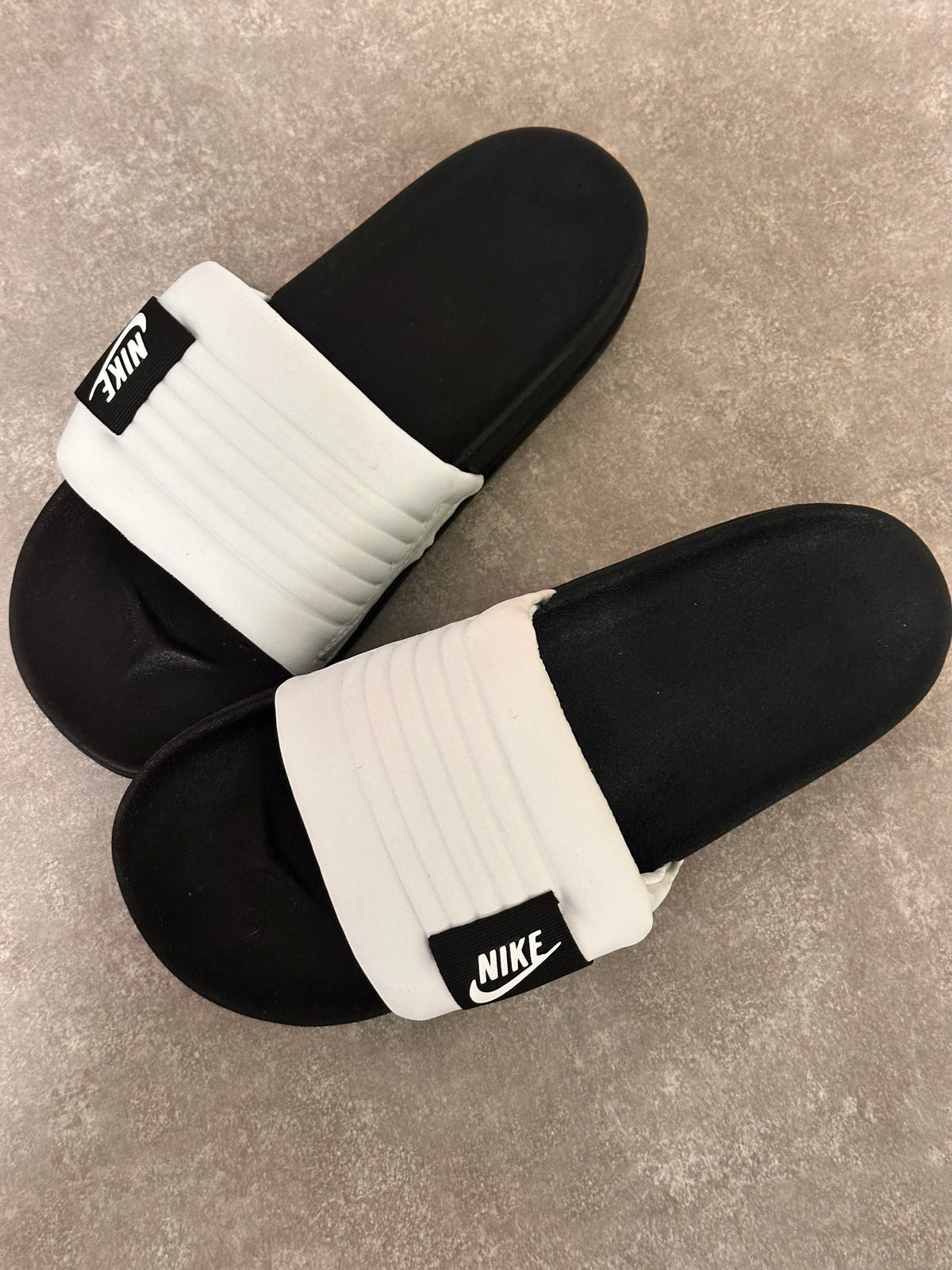Chinelo Slide Nike Offcourt Adjust - Preto e Branco