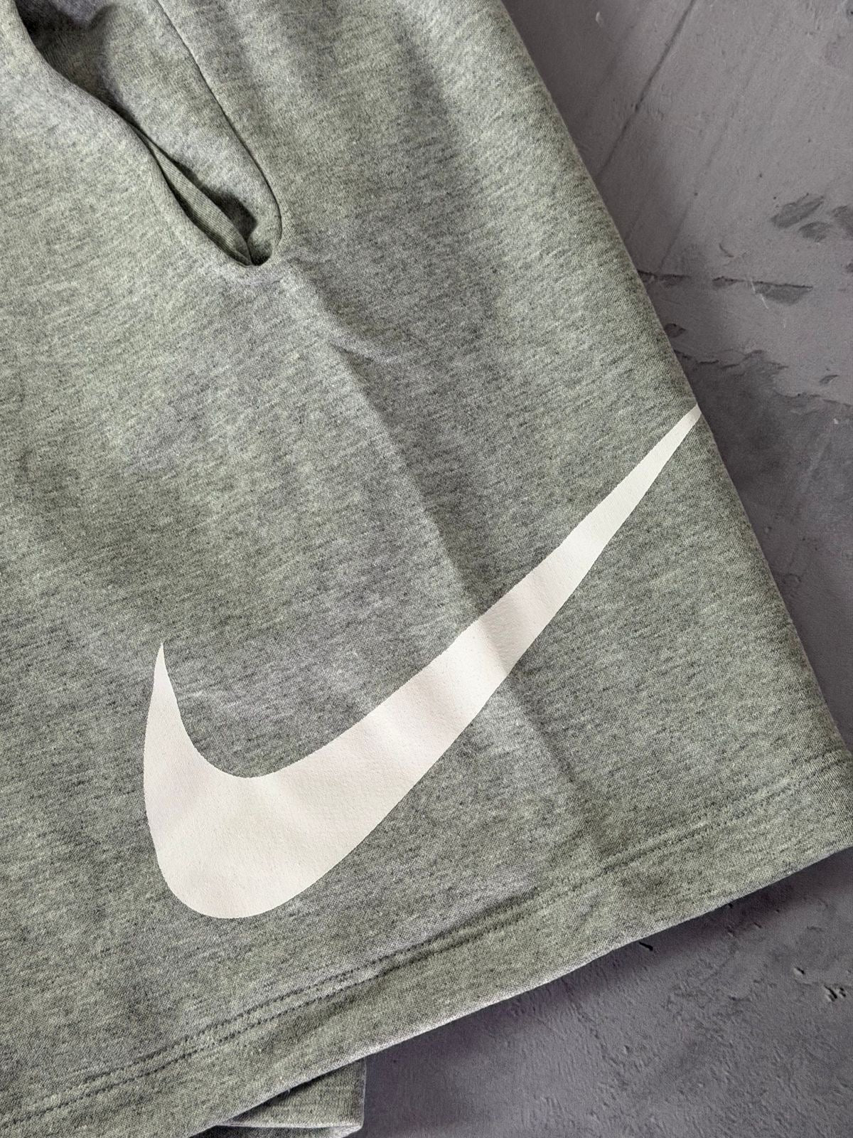 Shorts Moletom Nike Big Swoosh - Cinza
