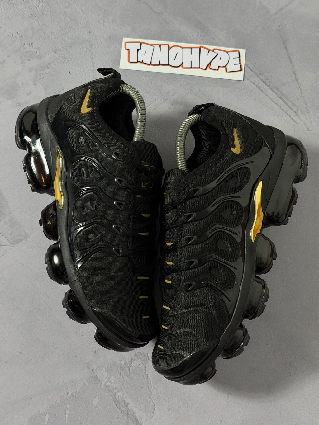 Tênis Nike Vapormax Plus - Preto e Dourado