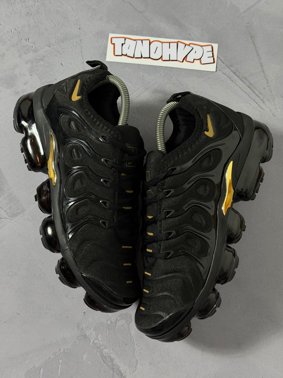 Tênis Nike Vapormax Plus - Preto e Dourado