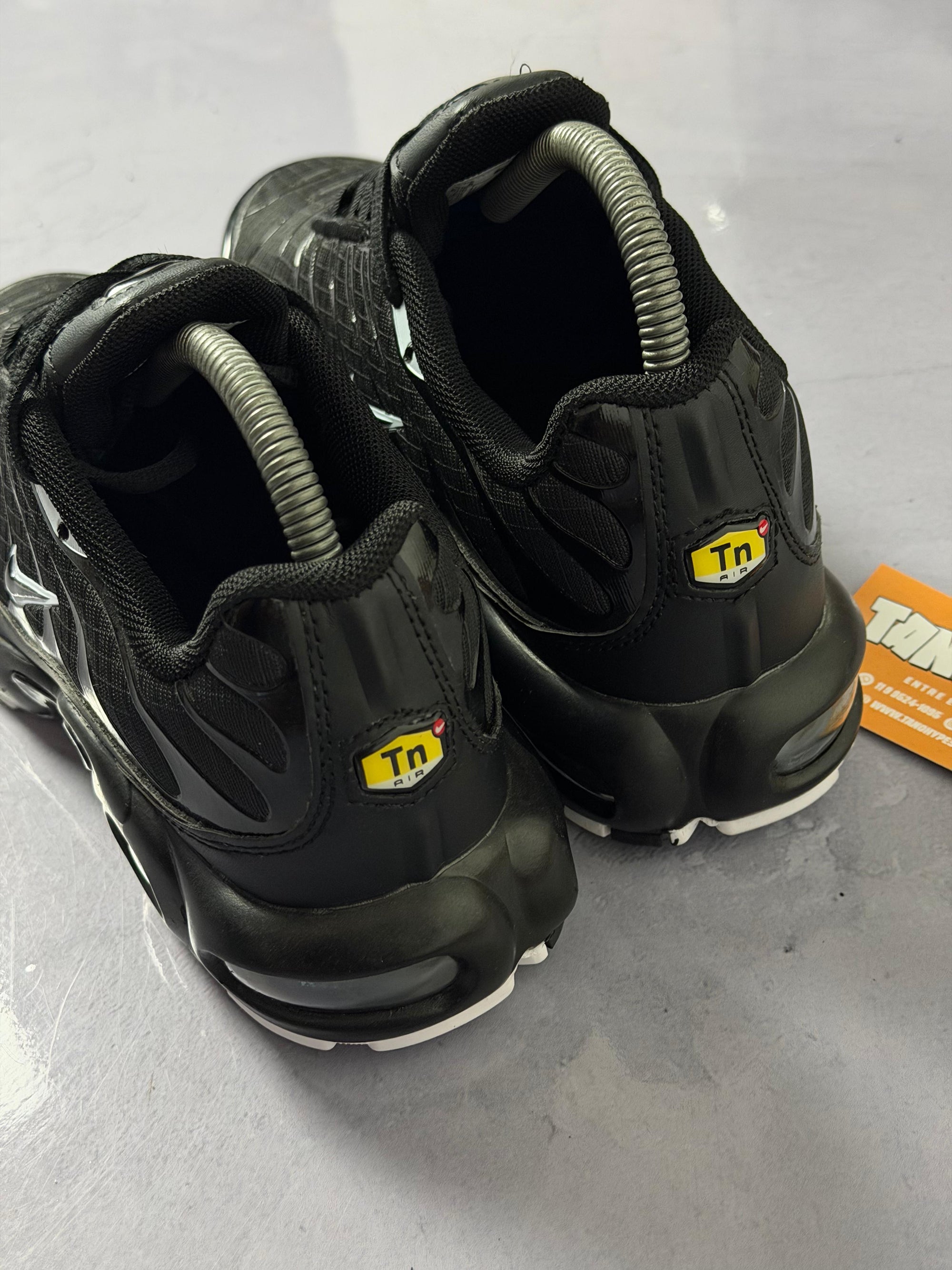 Tênis Nike Air Max Plus TN - Preto Branco