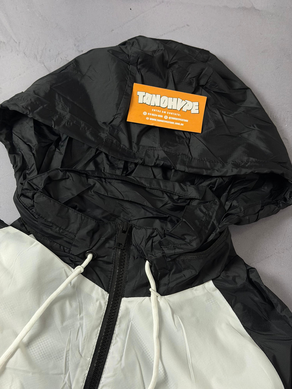 Corta Vento Nike Windrunner - Preto e Branco