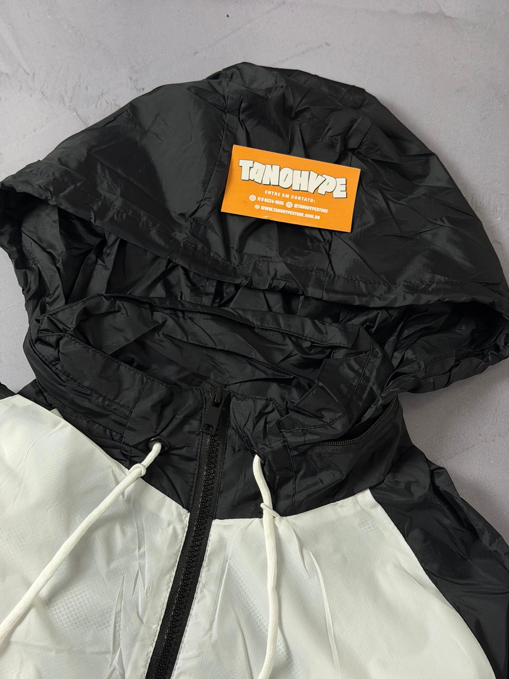 Corta Vento Nike Windrunner - Preto e Branco