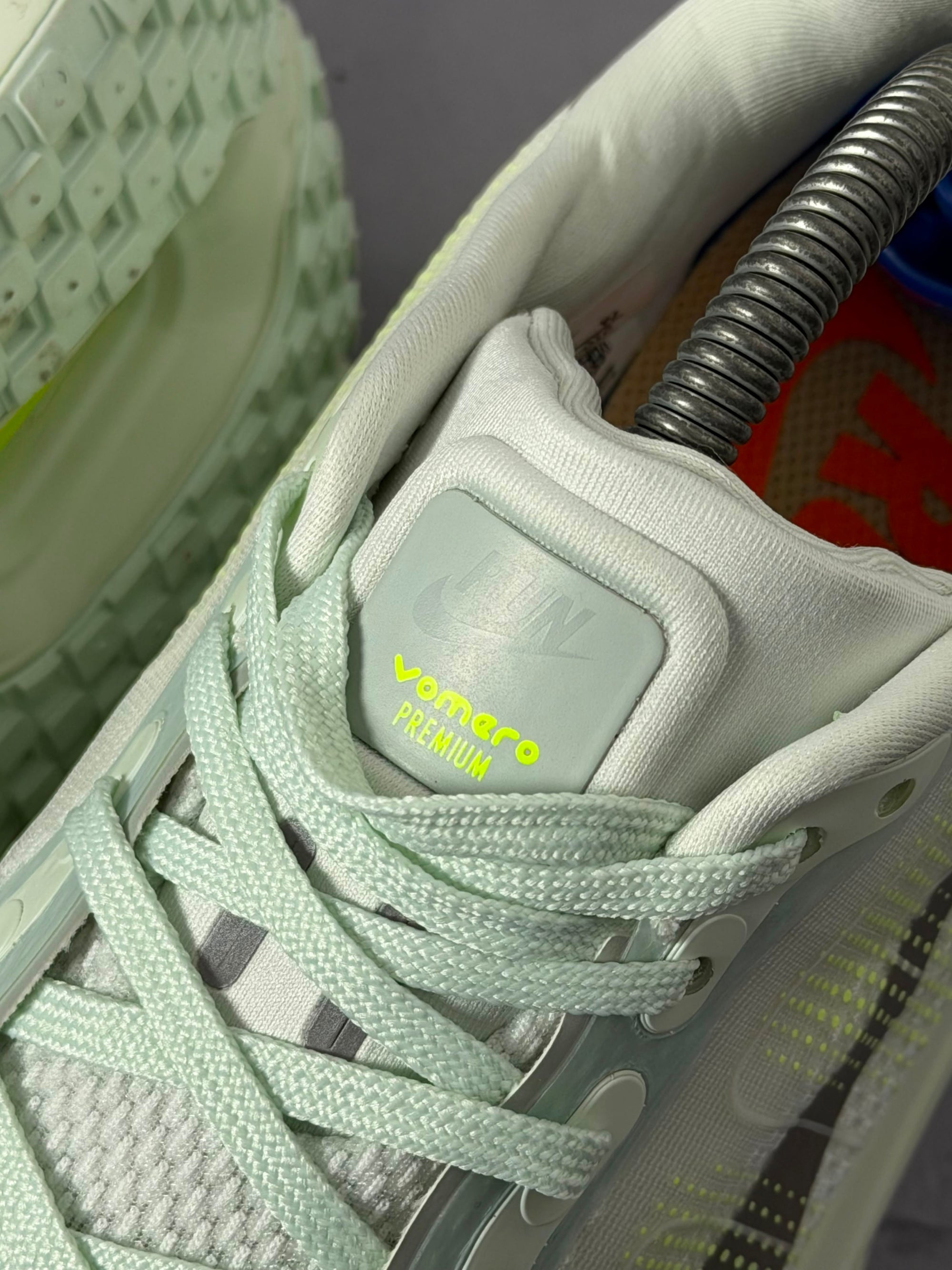 Tênis Nike Vomero - Barely Volt
