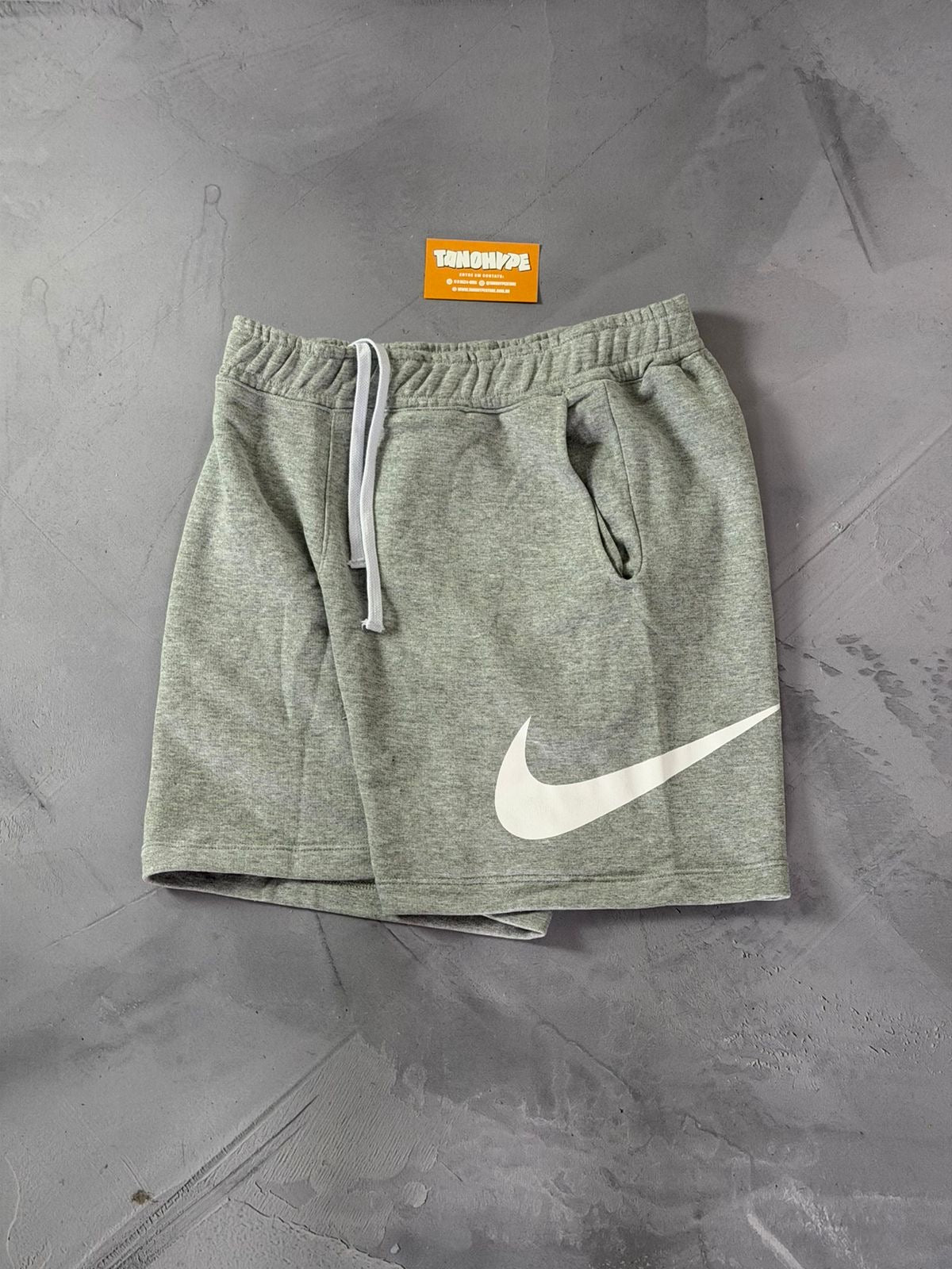 Shorts Moletom Nike Big Swoosh - Cinza