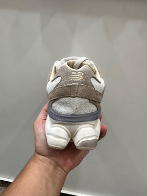 Tênis New Balance 9060 - Creme