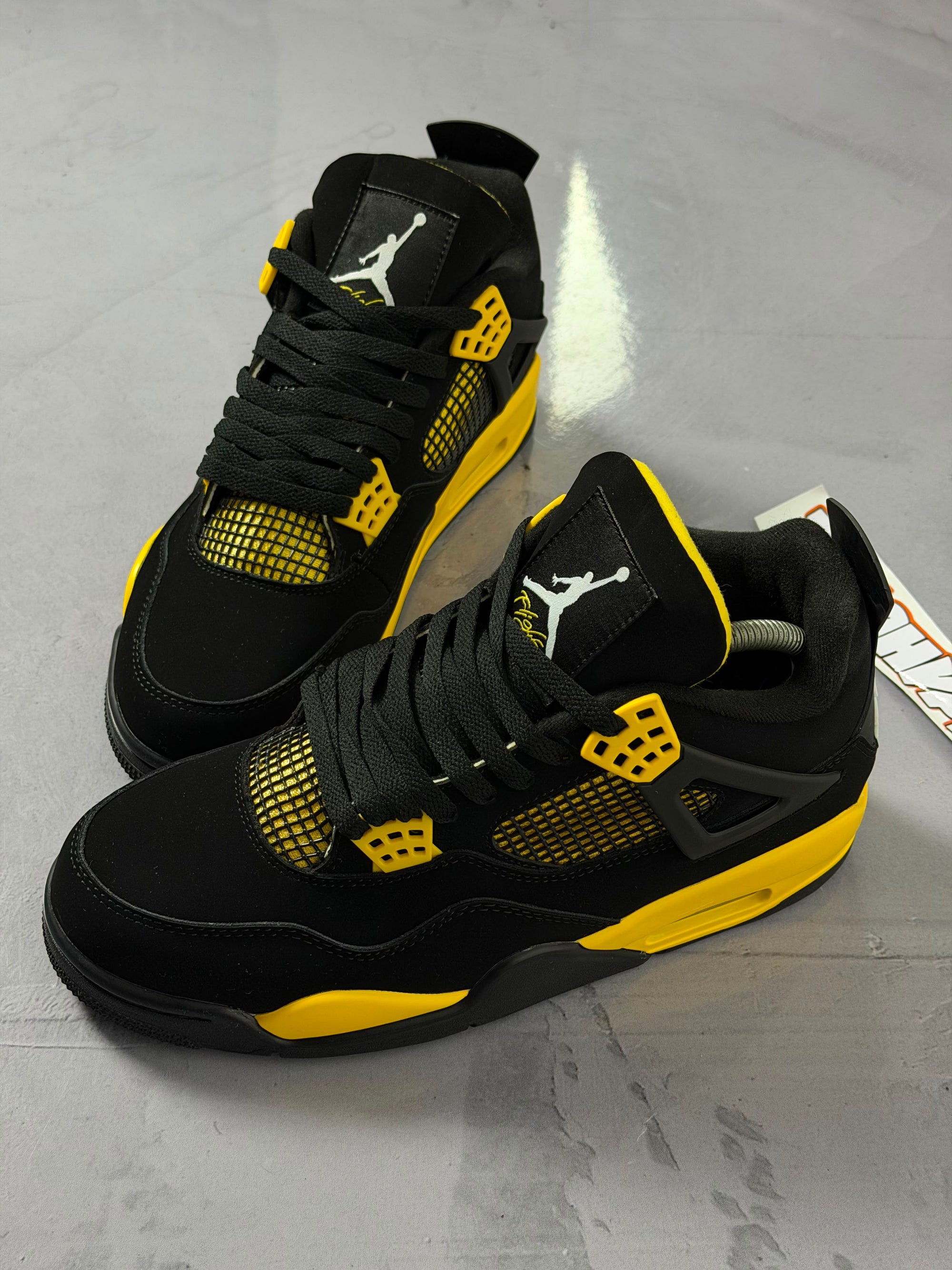 Tênis Nike Air Jordan 4 - Black Yellow