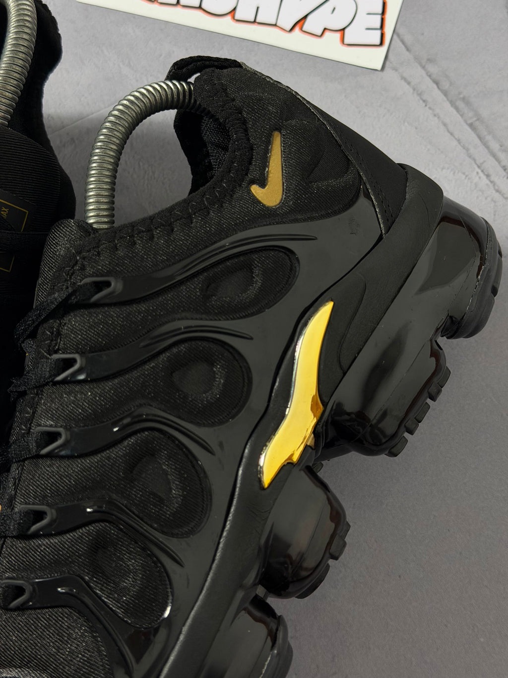 Tênis Nike Vapormax Plus - Preto e Dourado