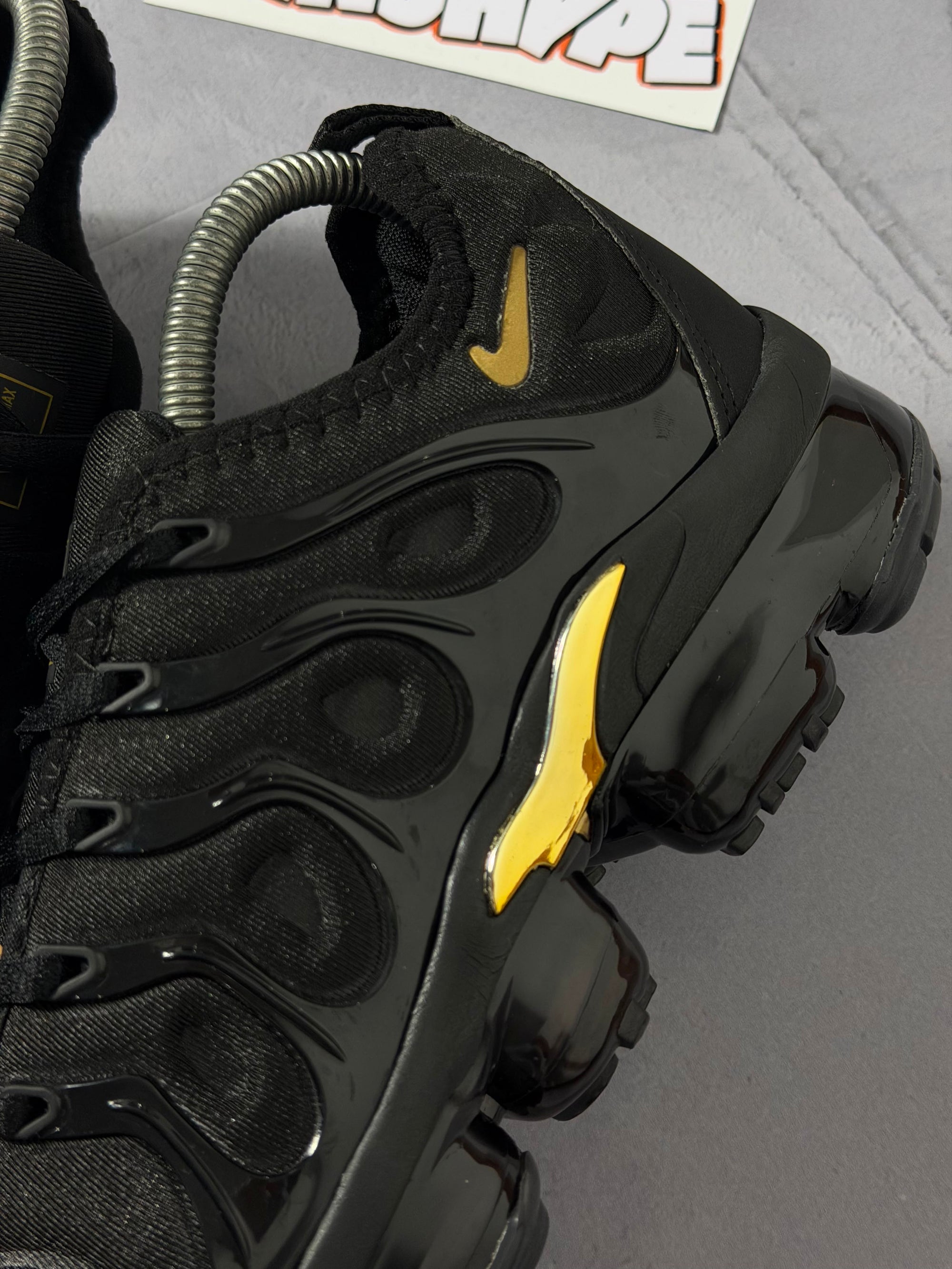 Tênis Nike Vapormax Plus - Preto e Dourado