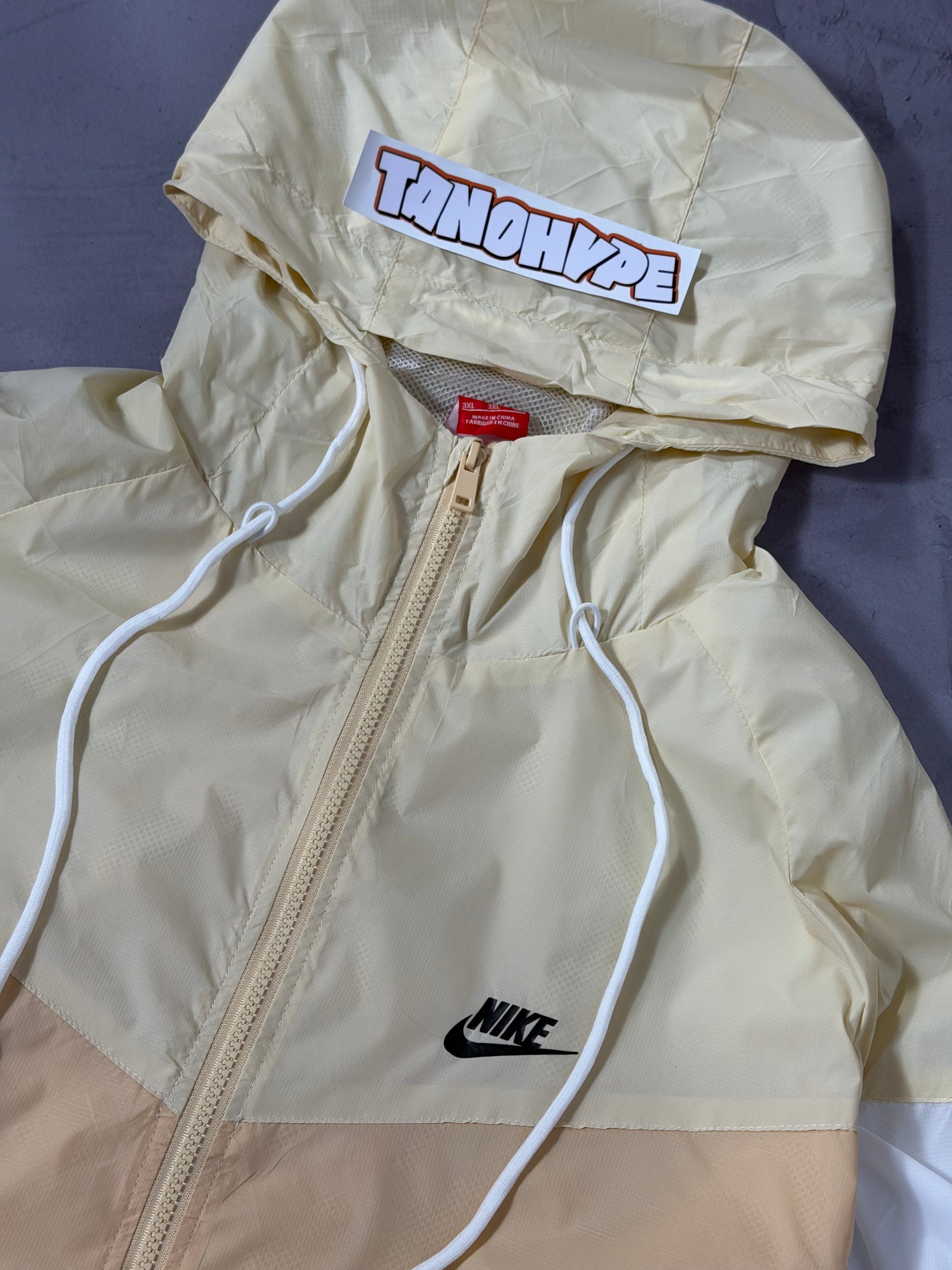 Corta Vento Nike Windrunner - Bege e Branco