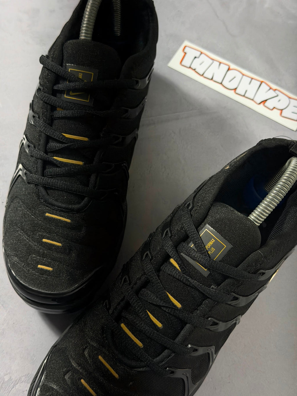 Tênis Nike Vapormax Plus - Preto e Dourado