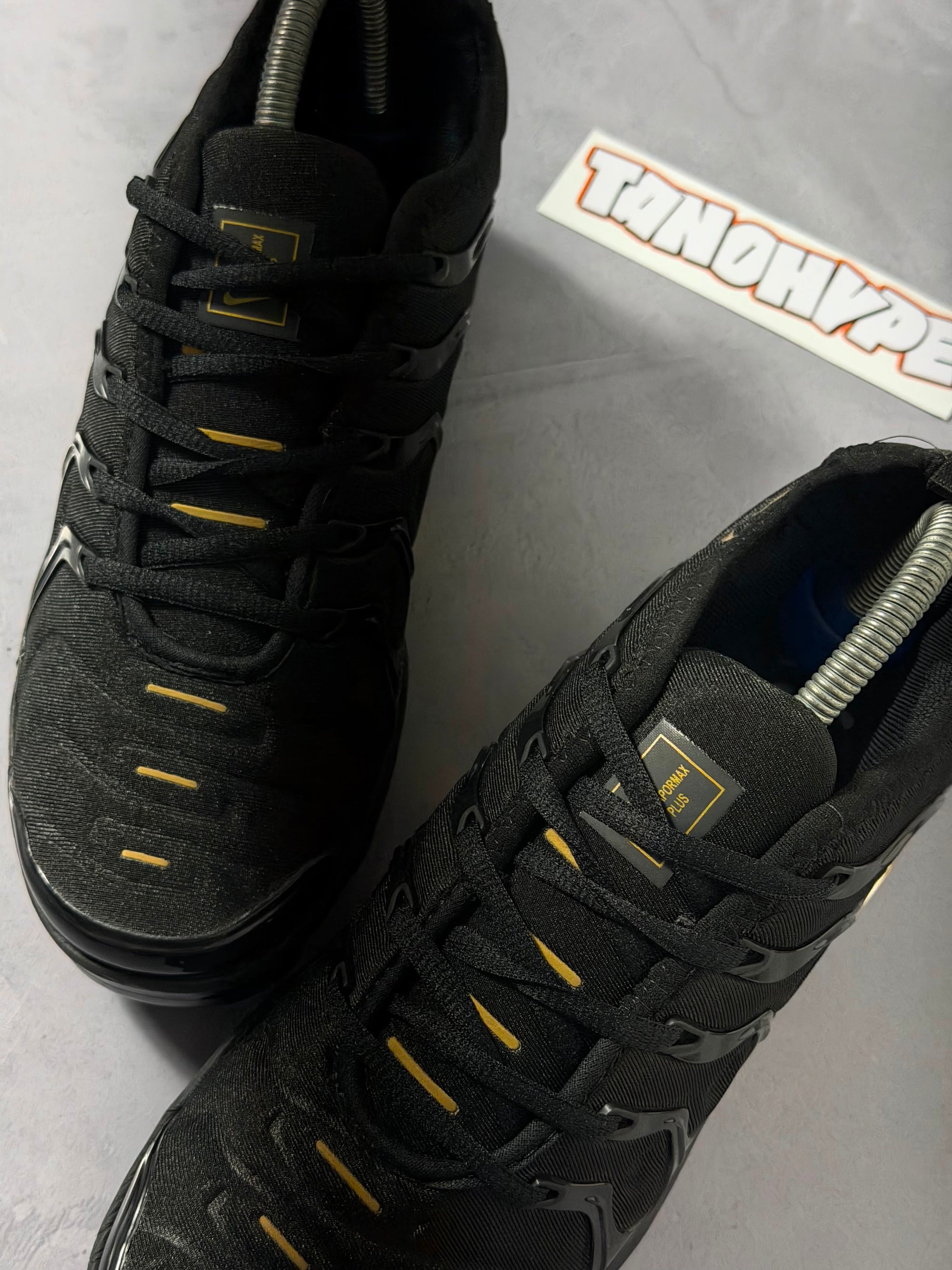 Tênis Nike Vapormax Plus - Preto e Dourado