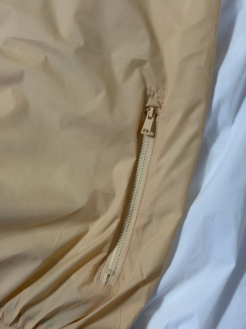 Corta Vento Nike Windrunner - Bege e Branco