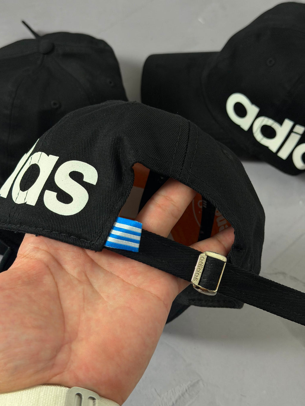 Boné Adidas Letreiro - Preto