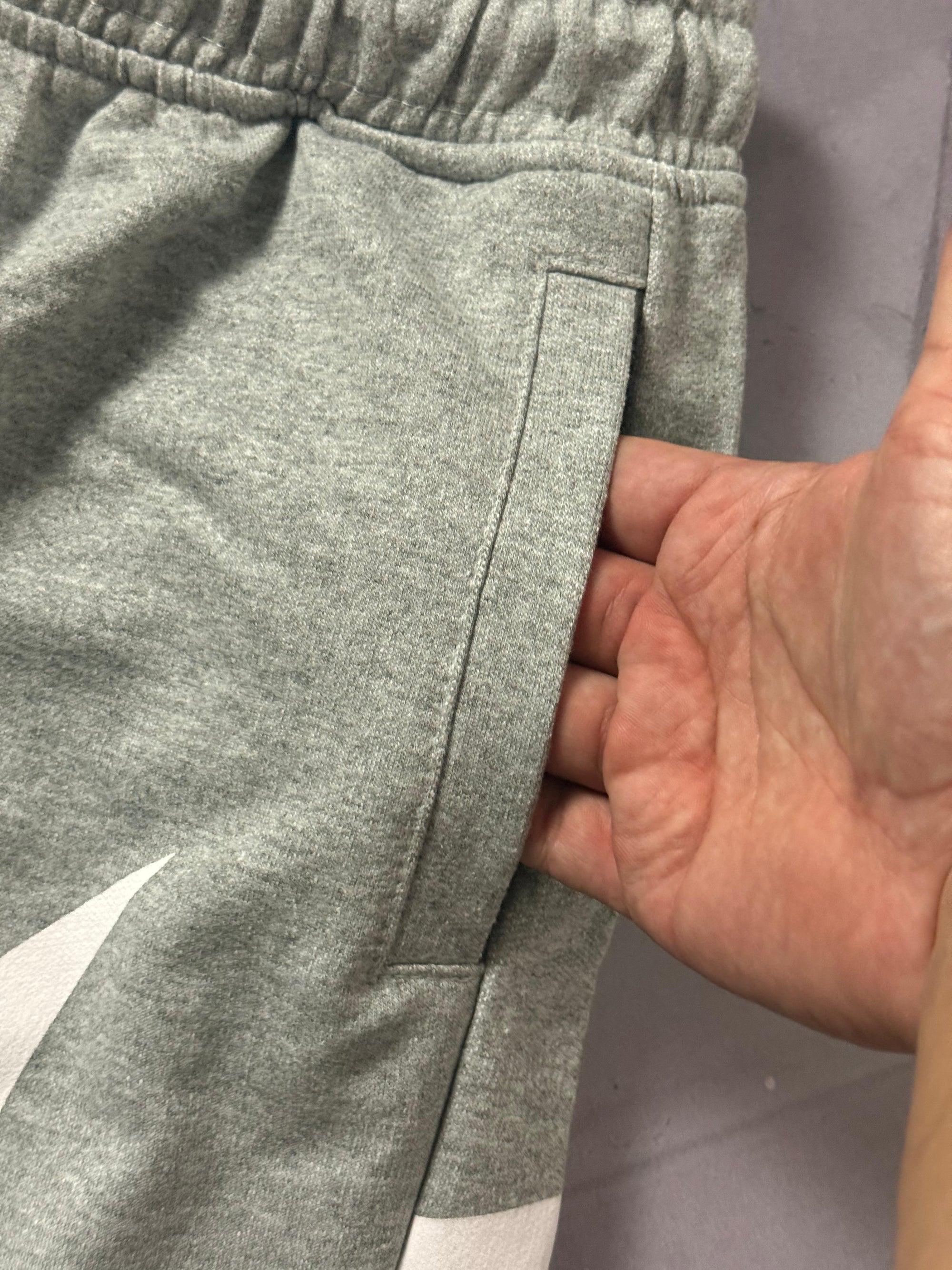 Shorts Moletom Nike Big Swoosh TM - Cinza