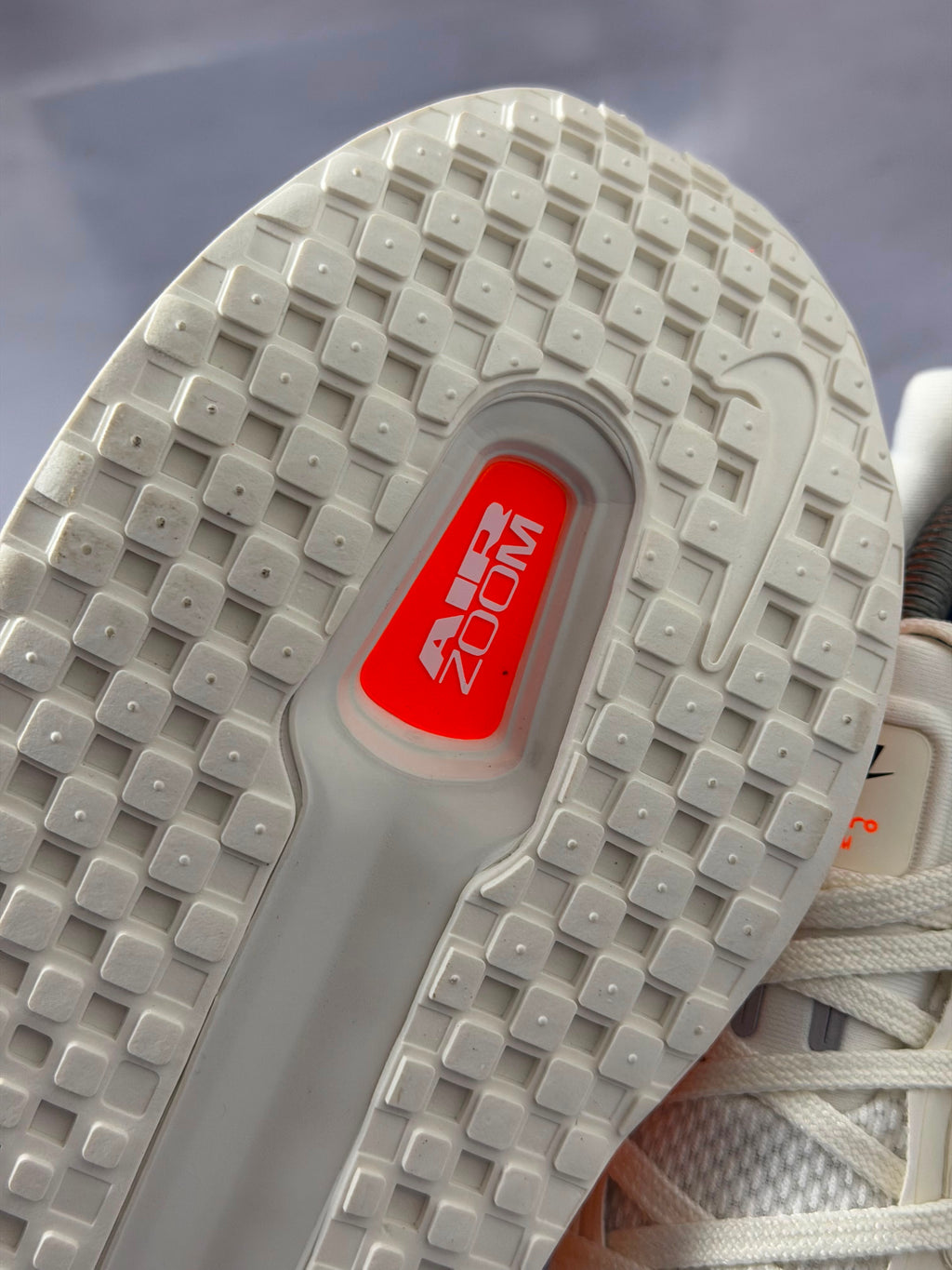 Tênis Nike Vomero - White Orange