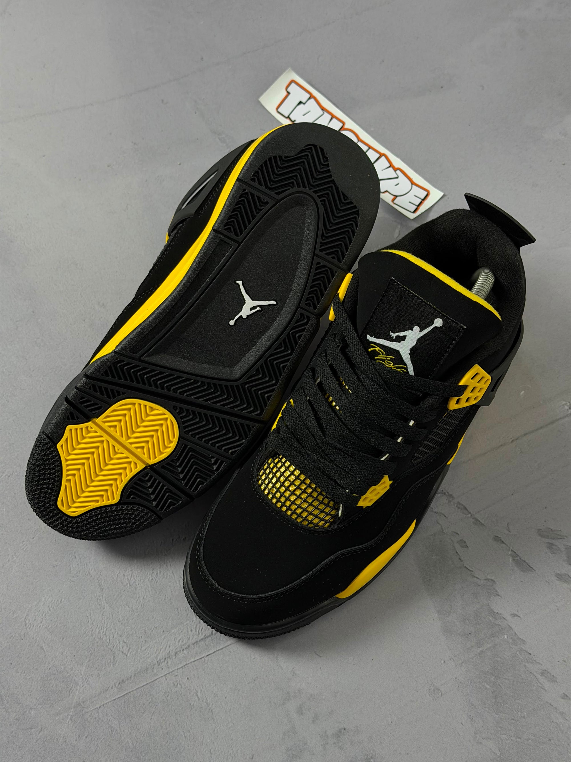 Tênis Nike Air Jordan 4 - Black Yellow