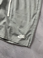 Shorts Tactel Nike Club Flow - Cinza