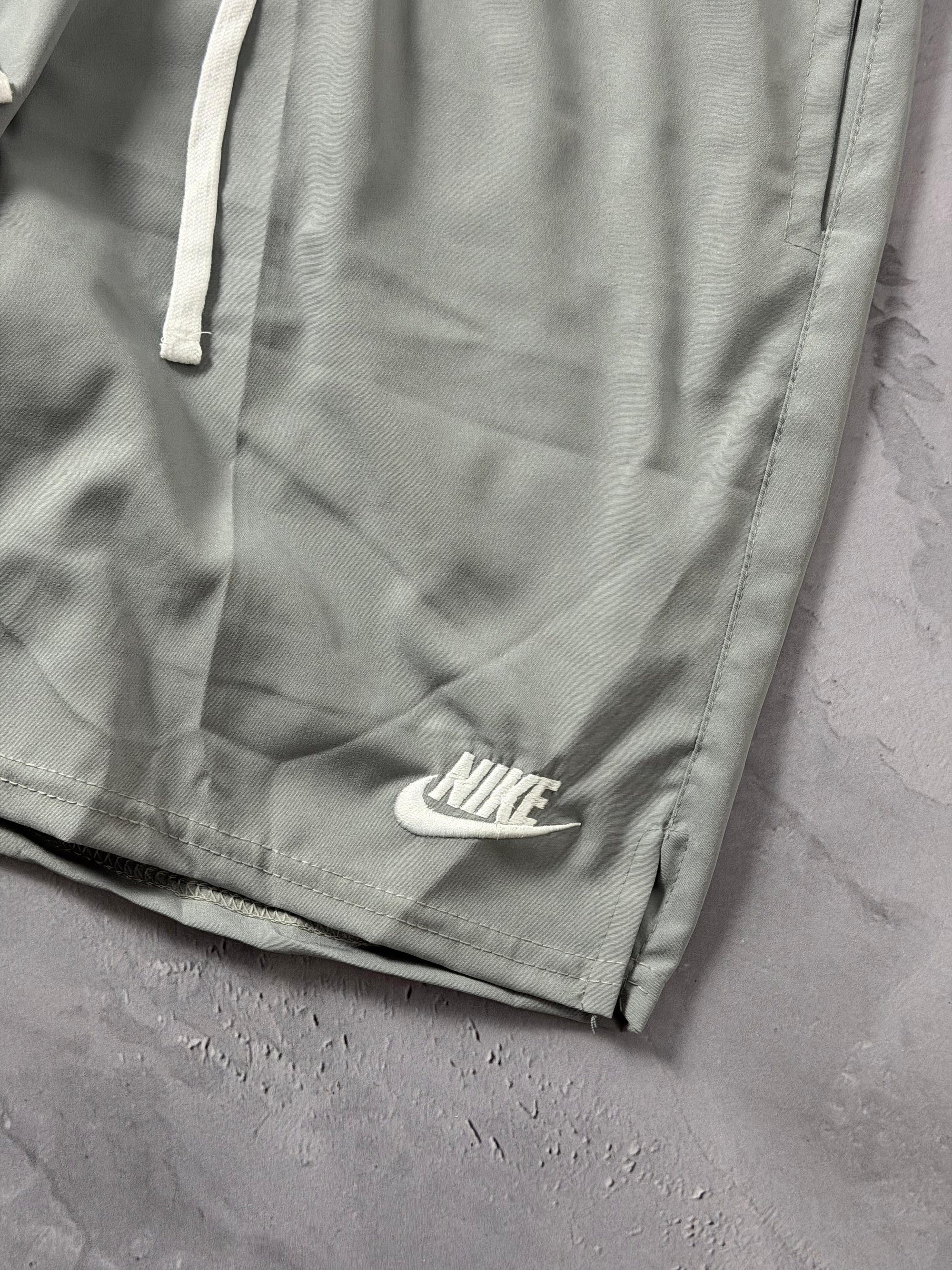 Shorts Tactel Nike Club Flow - Cinza