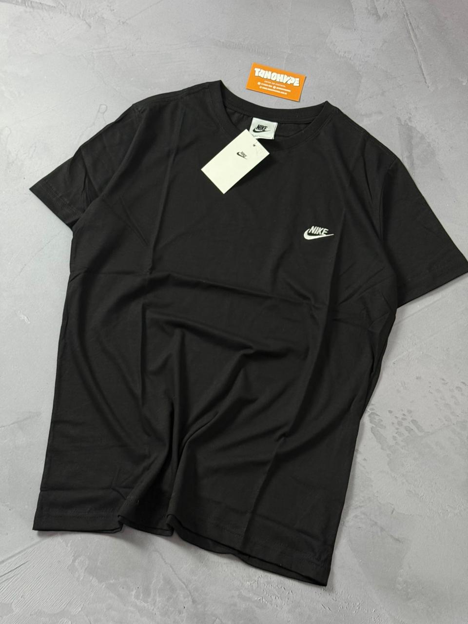 Camiseta Nike Club - Preta