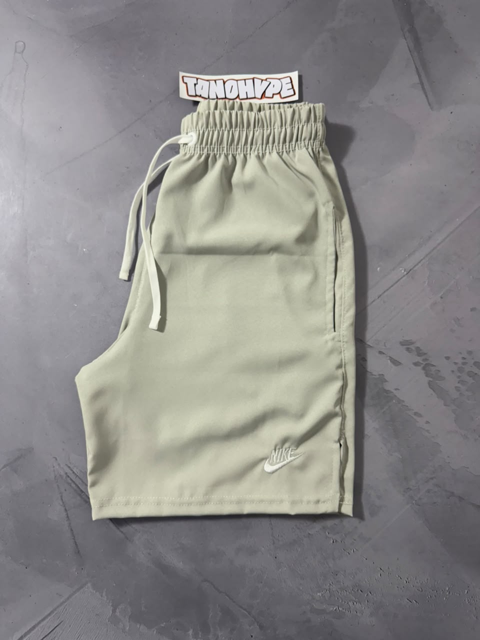 Shorts Tactel Nike Club Flow - Cinza Claro