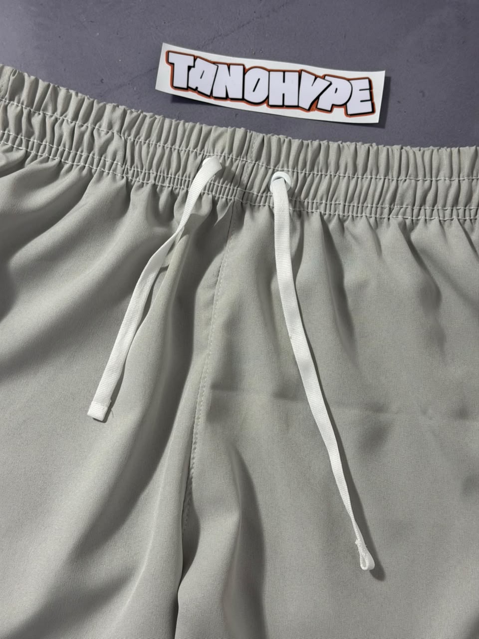 Shorts Tactel Nike Club Flow - Cinza Claro